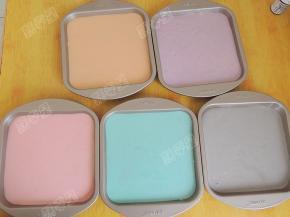 同样的做法，做好绿色、橙色、灰色的蛋糕糊。
混合好的蛋糕糊倒进蛋糕模具里，稍用力震几下，把里面的气泡震出去