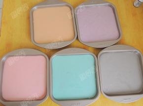 同样的做法，做好绿色、橙色、灰色的蛋糕糊。
混合好的蛋糕糊倒进蛋糕模具里，稍用力震几下，把里面的气泡震出去