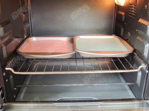 放入预热好的烤箱，中下层，上下火，175度，20分钟，30L烤箱一次可以烤两盘