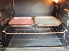 放入预热好的烤箱，中下层，上下火，175度，20分钟，30L烤箱一次可以烤两盘