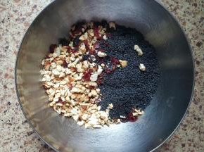 1．将五仁馅中的坚果烤熟，切成小粒，但是不要切得太碎，把糯米粉炒熟后，所有的用料混合用力抓捏均匀