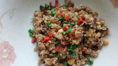 3．取出280g馅料，加入切碎的青红丝。