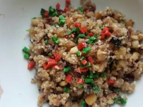 3．取出280g馅料，加入切碎的青红丝。