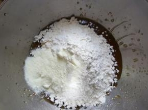 5．放入中筋面粉和奶粉，拌匀后室温醒发2-3小时。