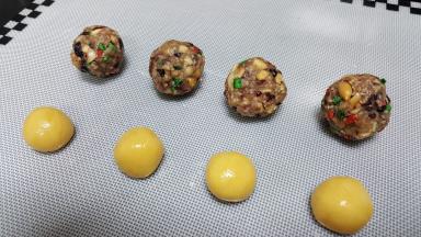 6．本配方可以制作8个50克的月饼，饼皮15克，馅料35克，将饼皮和馅料分好滚圆备用。