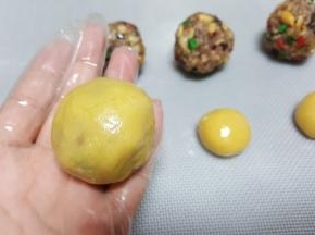 9．包好后用虎口收口滚圆。