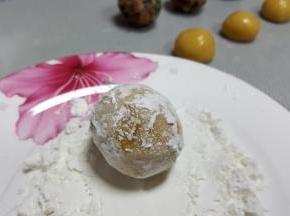 10．放在玉米淀粉中滚一圈，防粘。