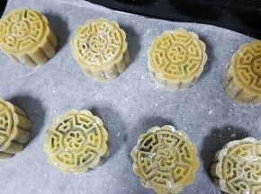 12．可将月饼直接压在铺有烘焙纸的烤盘中。