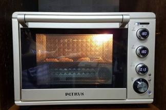 13．在月饼生胚上，喷少量的水，放入已经预热好的烤箱中上下火180度，烤7分钟取出后，表面刷薄薄的一层蛋黄水，继续放入烤箱中，上下火180度，烤13分钟。