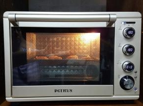 13．在月饼生胚上，喷少量的水，放入已经预热好的烤箱中上下火180度，烤7分钟取出后，表面刷薄薄的一层蛋黄水，继续放入烤箱中，上下火180度，烤13分钟。