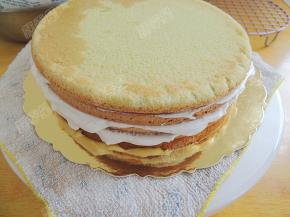 先将下层的四种颜色的圆形蛋糕片每片中间抹奶油组装好