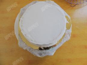 将蛋糕表面及侧面整个抹匀