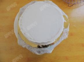 将蛋糕表面及侧面整个抹匀