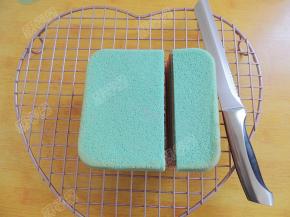 方形的蛋糕片五片重叠，切掉三分之一