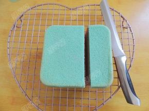 方形的蛋糕片五片重叠，切掉三分之一