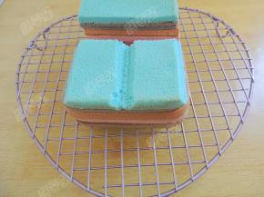 剩下的三分之二部分，最上面一片蛋糕片左右两侧分别侧切一刀，中间也如图挖去一块，做成书本的模样