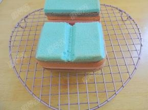 剩下的三分之二部分，最上面一片蛋糕片左右两侧分别侧切一刀，中间也如图挖去一块，做成书本的模样