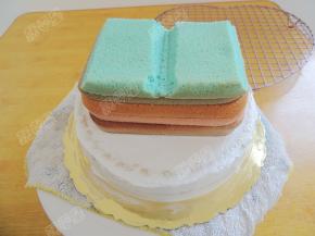 将书形蛋糕片放在圆形蛋糕上面，找准中间的位置放下去