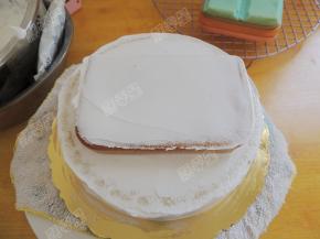 然后每一片蛋糕片中间夹层抹平奶油