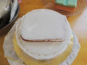 然后每一片蛋糕片中间夹层抹平奶油