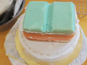 夹层全部抹好后，将最后一片蛋糕片放上去，尽量保证每片蛋糕片都是整齐的哦