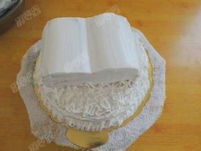 用白色奶油将下层蛋糕装饰一下，可以根据自己的喜好，我是用玫瑰花嘴在底边挤了一圈，然后上面部分用圆孔花嘴挤出线条，顺便遮一下丑。嘿嘿