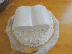 用白色奶油将下层蛋糕装饰一下，可以根据自己的喜好，我是用玫瑰花嘴在底边挤了一圈，然后上面部分用圆孔花嘴挤出线条，顺便遮一下丑。嘿嘿