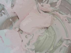 奶油中加入粉色色素拌匀