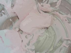 奶油中加入粉色色素拌匀