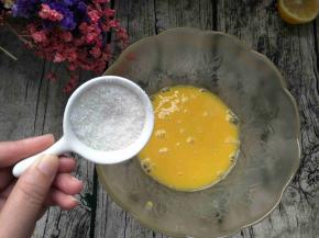 蛋黄打散加15克白砂糖