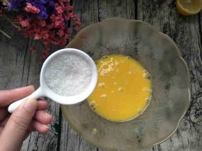 蛋黄打散加15克白砂糖