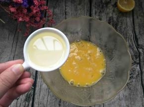 再加20克玉米油搅拌均匀至混合