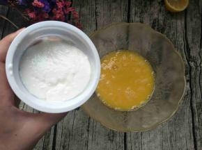 接着加180克酸奶混合均匀