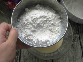 筛90克的筋面粉，搅拌均匀至无颗粒状态