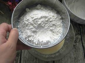 筛90克的筋面粉，搅拌均匀至无颗粒状态