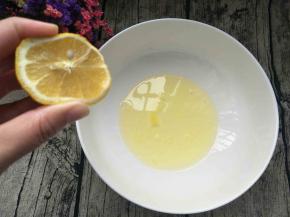 现在打发蛋清，蛋清中挤几滴柠檬汁