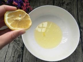 现在打发蛋清，蛋清中挤几滴柠檬汁