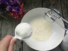 分三次加入30克白砂糖