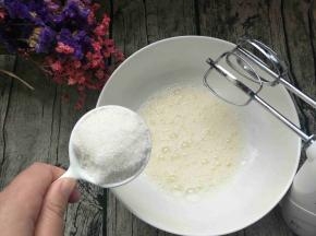 分三次加入30克白砂糖