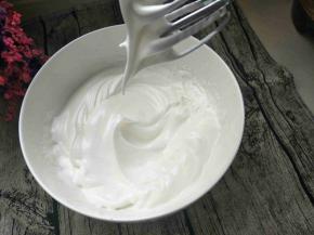 打发好的蛋清提起有弯弯角即可