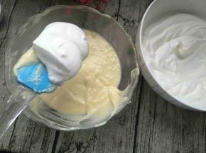 蛋清分三次放入蛋黄糊中。用切拌的手法，不要过度搅拌防止消泡了