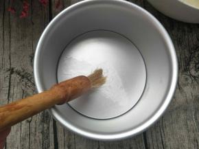 取一个六寸模具内壁抹一些油。