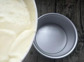 拌好的蛋糕糊倒入模具中。