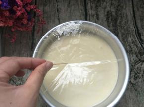 盖上保鲜膜，用牙签戳几个洞。