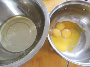 将鸡蛋蛋清和蛋黄分离，蛋清装入无油无水的干净容器