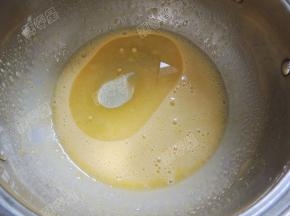 加入玉米油搅打融合