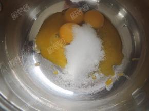 蛋黄中加入30g细砂糖打散