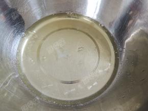 蛋白中加入1g盐，两滴柠檬汁