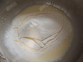将低粉筛入蛋黄糊糊里