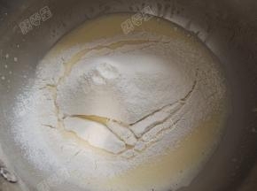 将低粉筛入蛋黄糊糊里